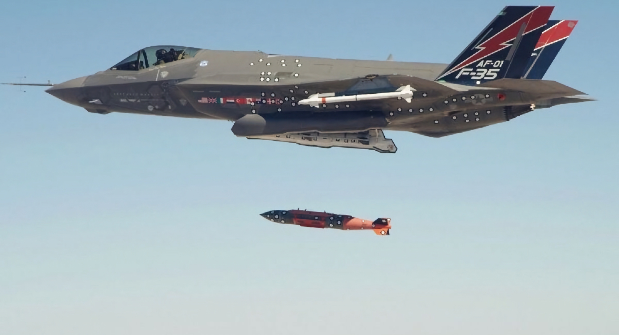 Estados Unidos construirá una nueva variante de la bomba nuclear de gravedad B61: la B61-13 sustituirá a la B61-7 y será más potente que la B61-12. Estados Unidos construirá una nueva variante de la bomba nuclear de gravedad B61: la B61-13 sustituirá a la B61-7 y será más potente que la B61-12.