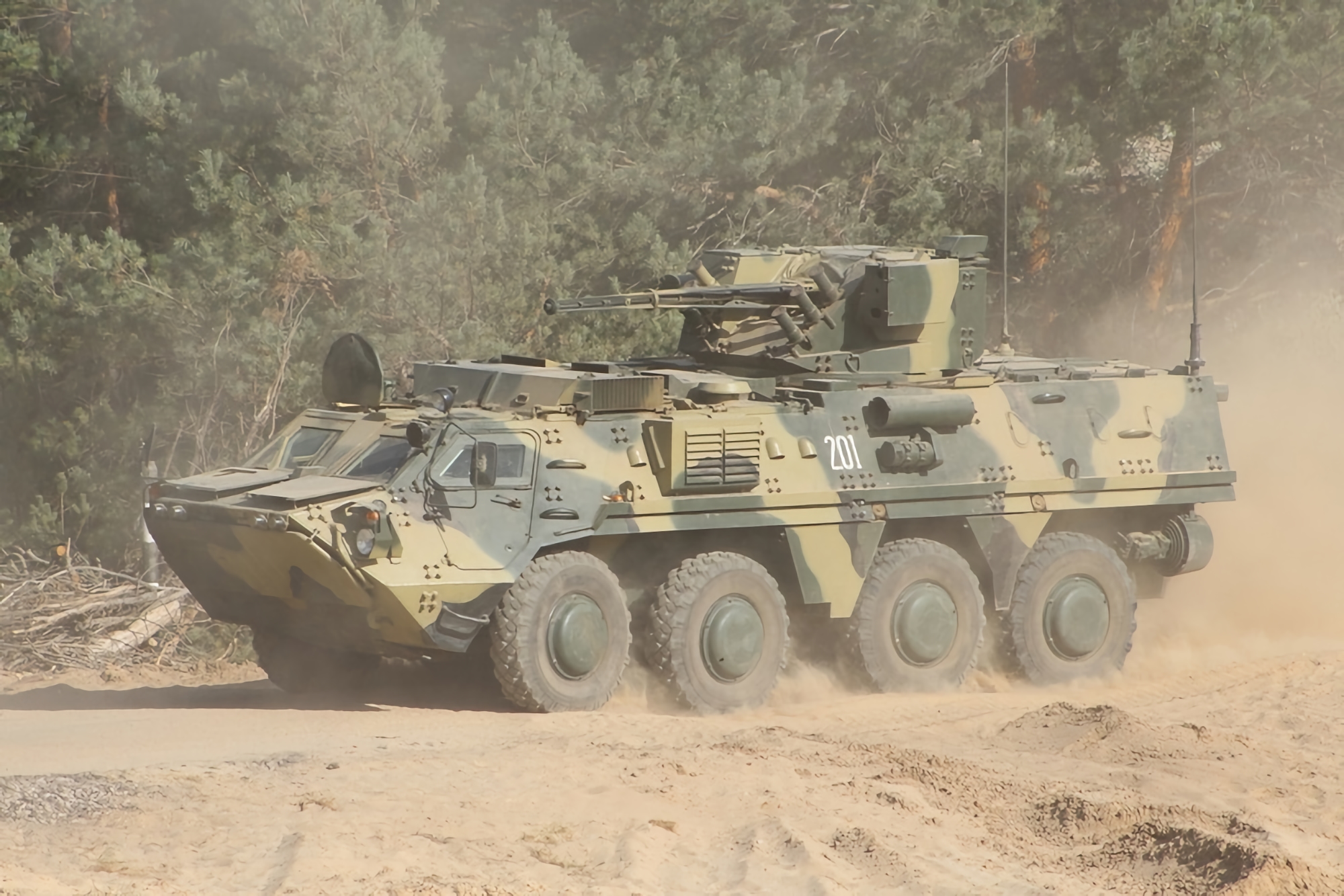 Espectacular vídeo: Las AFU mostraron el BTR-4 "Bucéfalo" con un cañón de 30 mm 2A72 disparando al enemigo Espectacular vídeo: Las AFU mostraron el BTR-4 "Bucéfalo" con un cañón de 30 mm 2A72 disparando al enemigo
