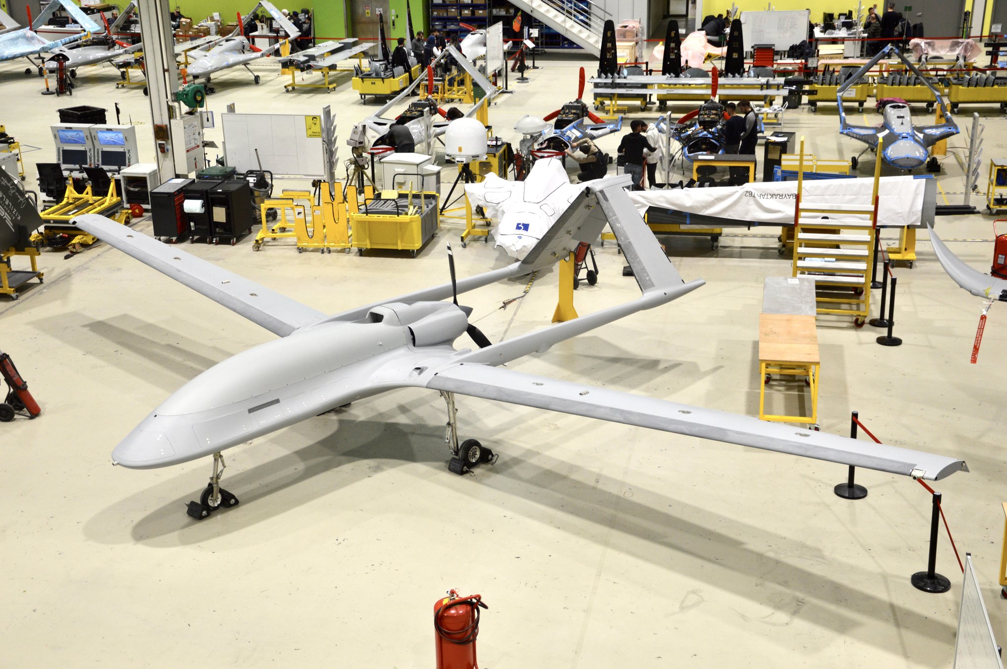 Baykar Makina presenta el prototipo Bayraktar TB3: un nuevo UAV de ataque turco con alas plegables y una autonomía de vuelo de hasta 50 horas. Baykar Makina presenta el prototipo Bayraktar TB3: un nuevo UAV de ataque turco con alas plegables y una autonomía de vuelo de hasta 50 horas.