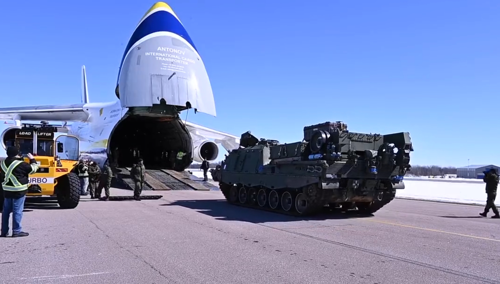 El Ministerio de Defensa canadiense muestra el envío de vehículos blindados Bergepanzer 3 a Ucrania (vídeo) El Ministerio de Defensa canadiense muestra el envío de vehículos blindados Bergepanzer 3 a Ucrania (vídeo)