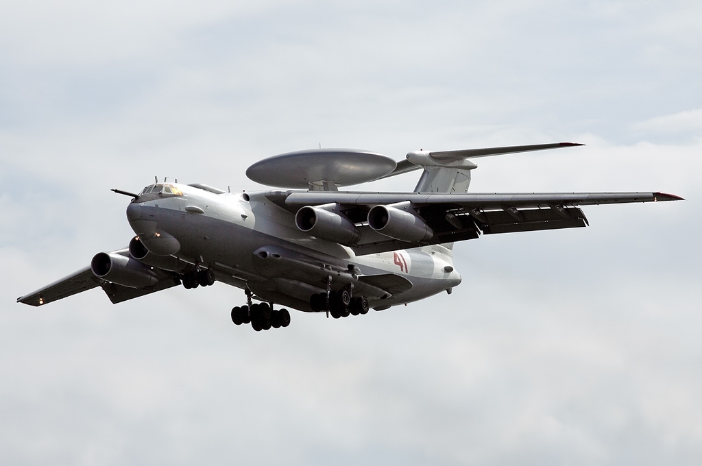 La defensa aérea está dormida: un cuadricóptero barato sobrevoló un A-50U ruso de 330 millones de dólares, aterrizó en una antena de radar y se fue volando tranquilamente. La defensa aérea está dormida: un cuadricóptero barato sobrevoló un A-50U ruso de 330 millones de dólares, aterrizó en una antena de radar y se fue volando tranquilamente.