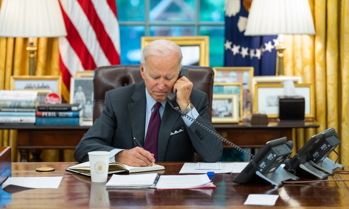 Empresas de Texas organizan robocalls en nombre de Biden antes de las primarias de New Hampshire
