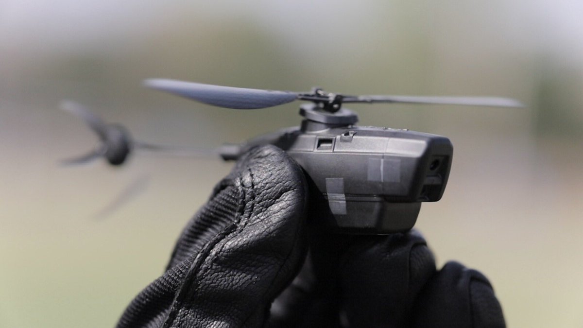 El ejército estadounidense ha encargado un gran lote de nano drones de reconocimiento Black Hornet 3 de 33 gramos por valor de 94 millones de dólares. El ejército estadounidense ha encargado un gran lote de nano drones de reconocimiento Black Hornet 3 de 33 gramos por valor de 94 millones de dólares.