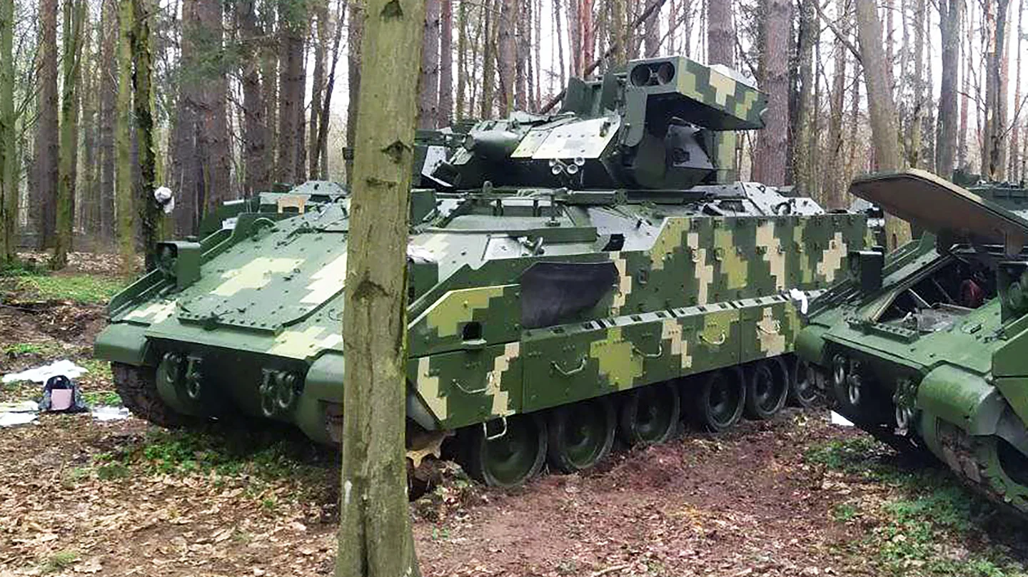 El M2 Bradley sobrevivió a un cohete BM-21 Grad MLRS y salvó la vida de soldados ucranianos. El M2 Bradley sobrevivió a un cohete BM-21 Grad MLRS y salvó la vida de soldados ucranianos.
