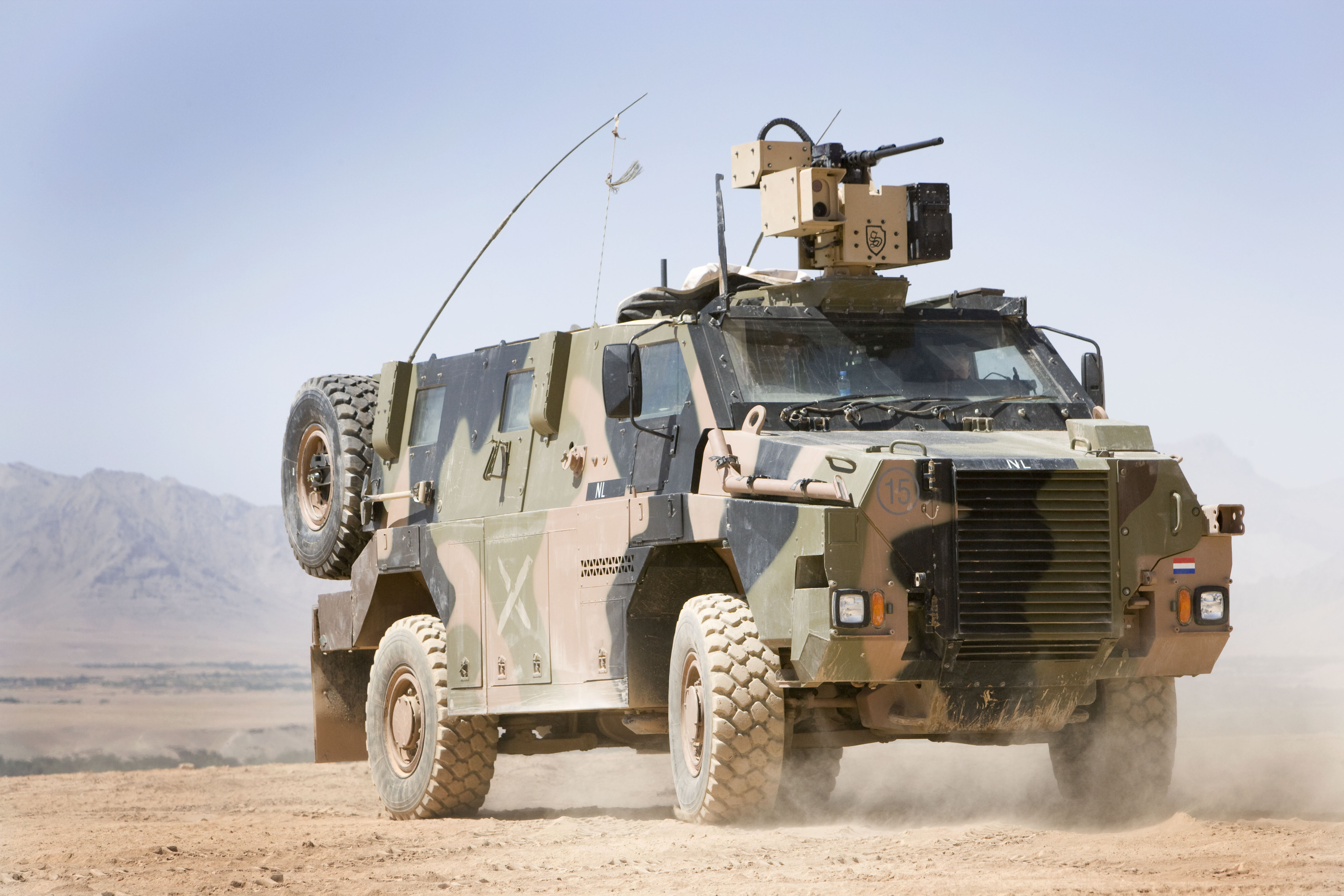 Un vehículo blindado australiano Bushmaster con un módulo de combate EOS R400-Mk2 por control remoto, equipado con un lanzagranadas Mk. 19 Mod 3, fue visto en el frente por las fuerzas armadas ucranianas Un vehículo blindado australiano Bushmaster con un módulo de combate EOS R400-Mk2 por control remoto, equipado con un lanzagranadas Mk. 19 Mod 3, fue visto en el frente por las fuerzas armadas ucranianas