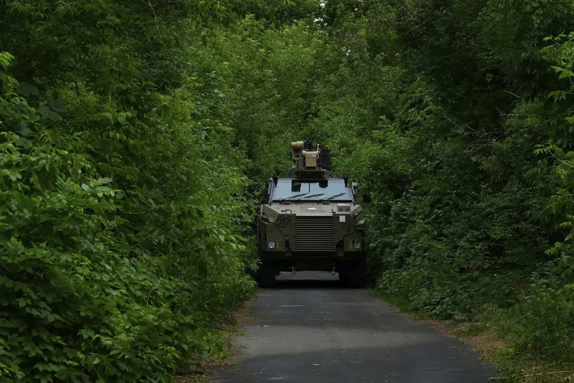Los vehículos blindados australianos Bushmaster con un módulo de combate EOS R400-Mk2 en el techo fueron vistos en la parte delantera. Los vehículos blindados australianos Bushmaster con un módulo de combate EOS R400-Mk2 en el techo fueron vistos en la parte delantera.