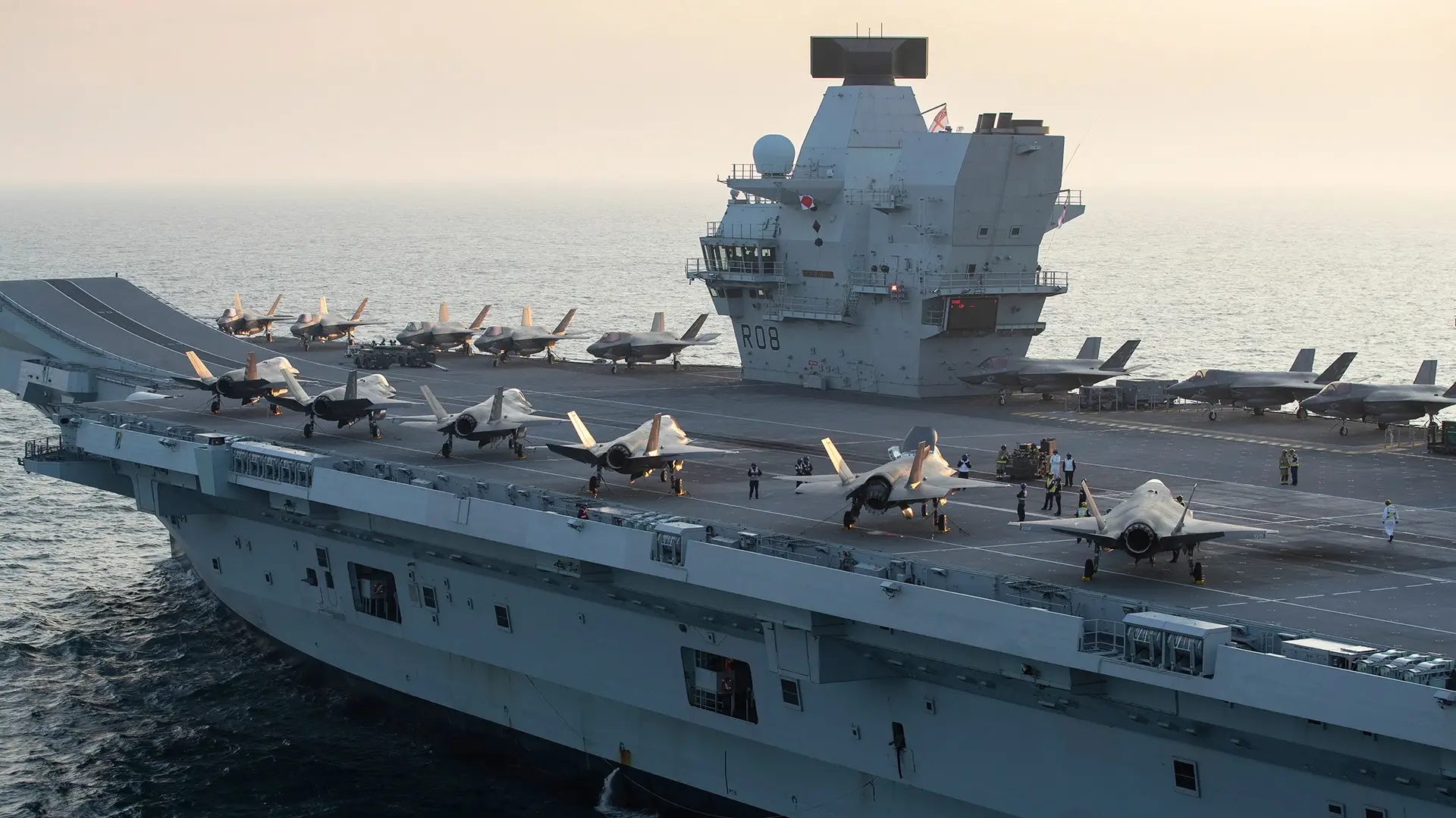 La Royal Navy quiere equipar el portaaviones Queen Elizabeth con catapultas y rematadores aéreos no tripulados La Royal Navy quiere equipar el portaaviones Queen Elizabeth con catapultas y rematadores aéreos no tripulados