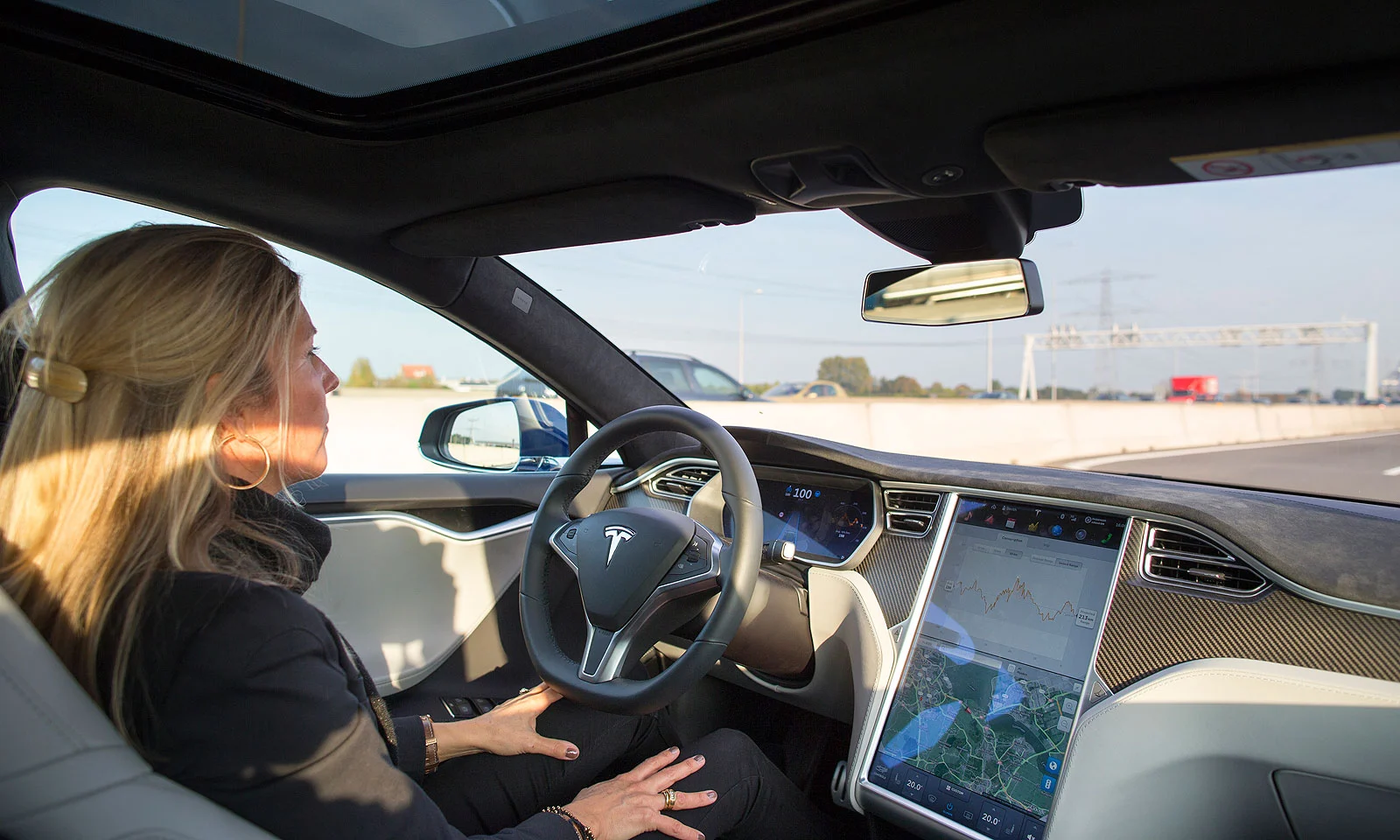 Los coches de Tesla podrán bloquear los intentos de eludir los requisitos de mantener las manos en el volante Los coches de Tesla podrán bloquear los intentos de eludir los requisitos de mantener las manos en el volante