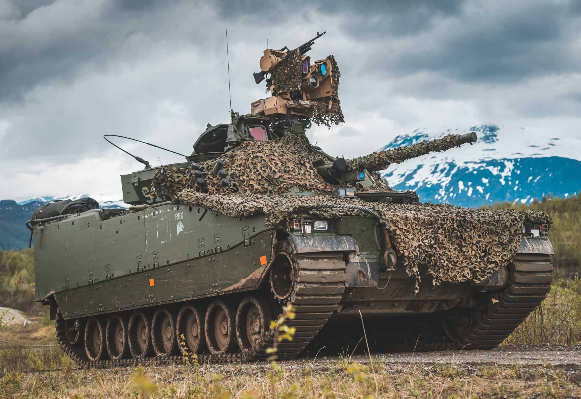 Volodymyr Zelenskyy confirma que Ucrania producirá vehículos de combate de infantería suecos CV90 Volodymyr Zelenskyy confirma que Ucrania producirá vehículos de combate de infantería suecos CV90