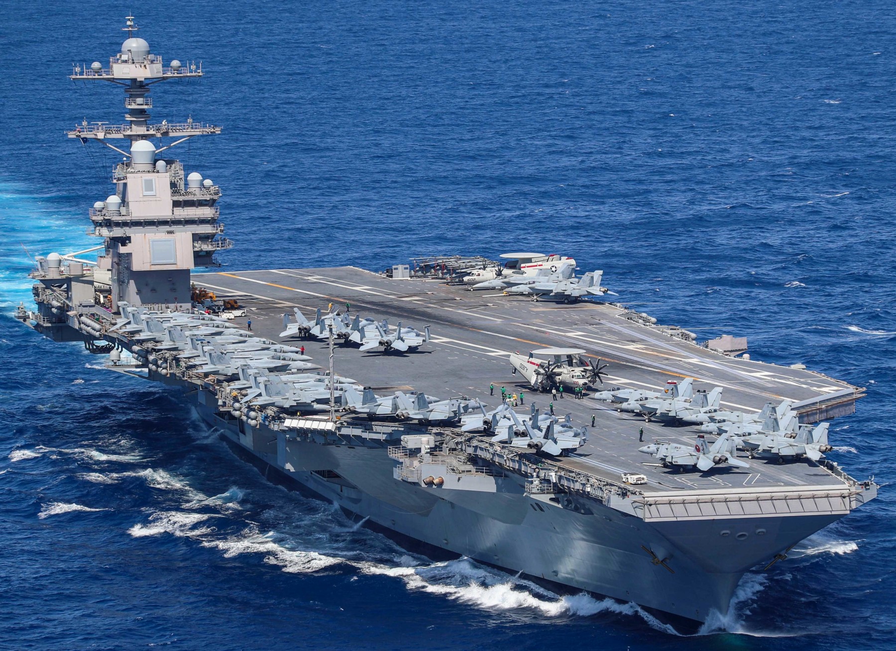 El mayor portaaviones del mundo, el USS Gerald R. Ford, se ha embarcado en su primera misión completa: un grupo de portaaviones con destructores, cruceros de misiles, cazas y helicópteros rumbo a Europa. El mayor portaaviones del mundo, el USS Gerald R. Ford, se ha embarcado en su primera misión completa: un grupo de portaaviones con destructores, cruceros de misiles, cazas y helicópteros rumbo a Europa.