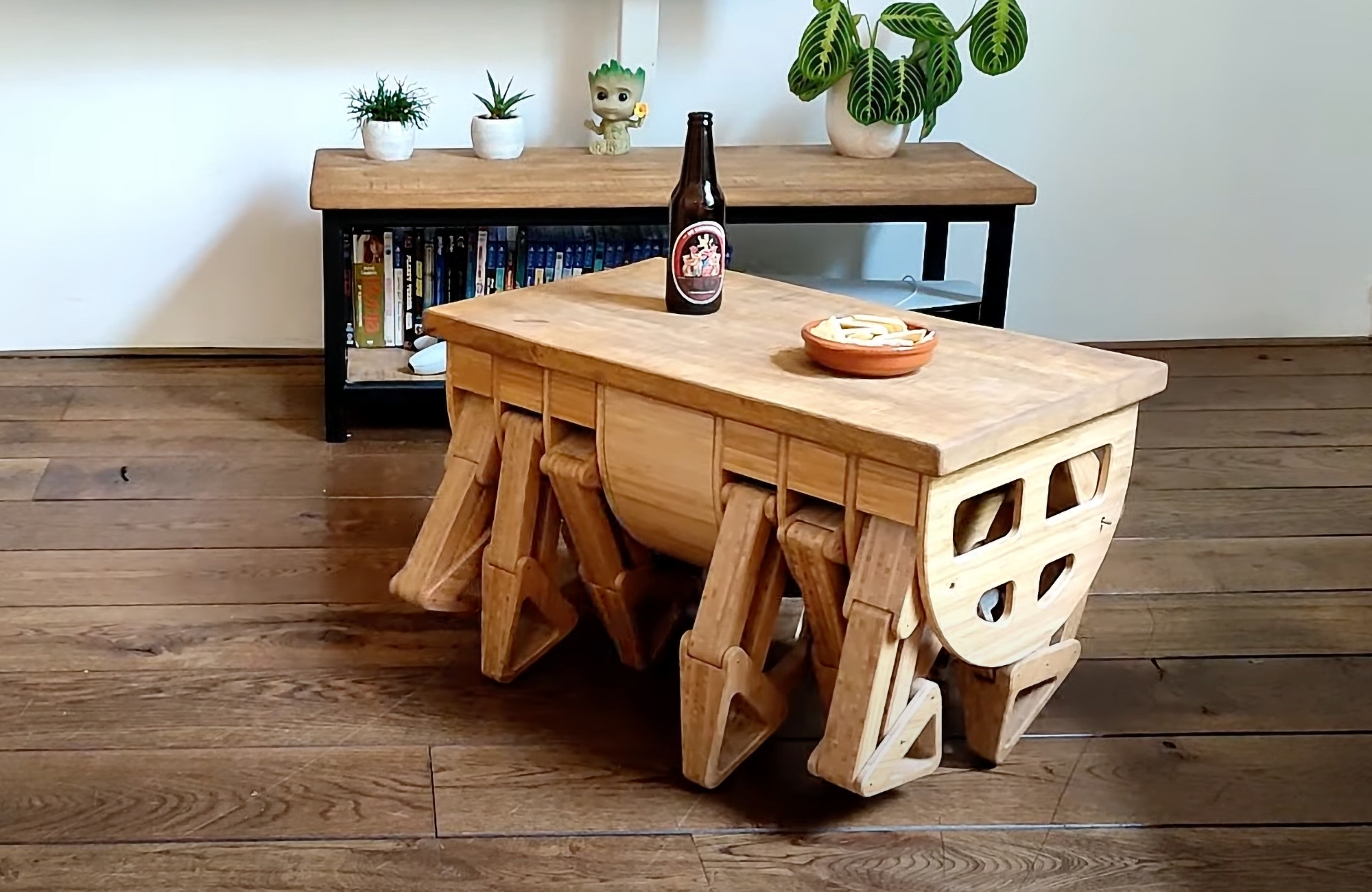 Carpentopod: una mesa de café que puede andar (sí, puede traerte una cerveza) Carpentopod: una mesa de café que puede andar (sí, puede traerte una cerveza)