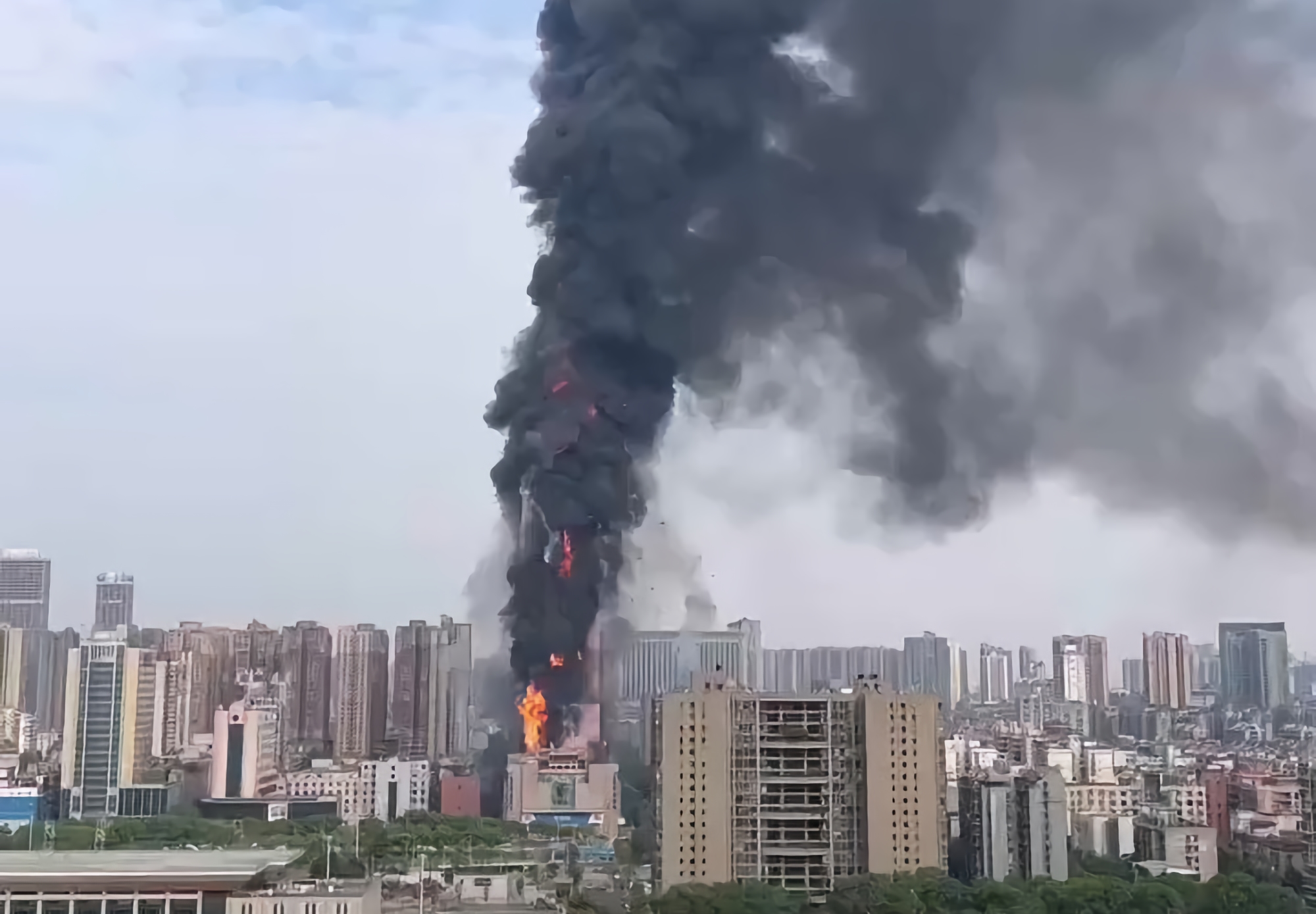 El rascacielos de China Telecom ardió en 20 minutos, almacenaba 35 toneladas de combustible para servidores El rascacielos de China Telecom ardió en 20 minutos, almacenaba 35 toneladas de combustible para servidores