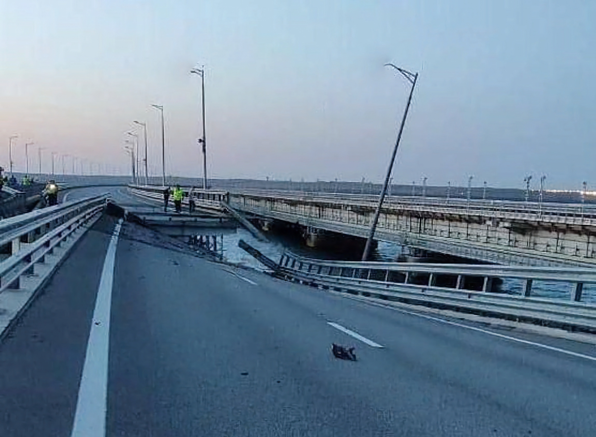 Medios de comunicación: el ataque al puente de Crimea es una operación especial del Servicio de Seguridad de Ucrania y la Armada ucraniana, el puente fue volado con la ayuda de drones marinos Medios de comunicación: el ataque al puente de Crimea es una operación especial del Servicio de Seguridad de Ucrania y la Armada ucraniana, el puente fue volado con la ayuda de drones marinos