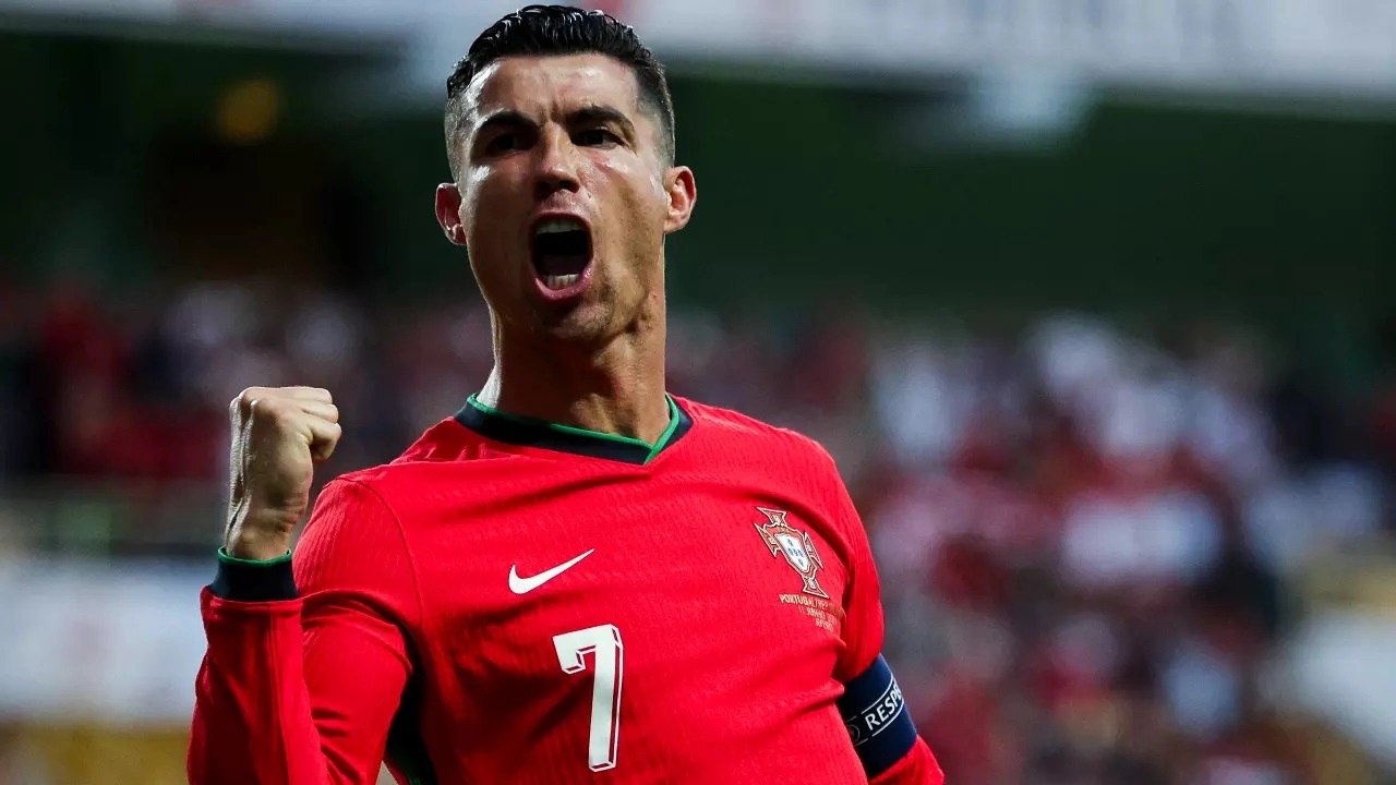 Cristiano Ronaldo lanzó su canal de YouTube, batió el récord histórico del servicio y consiguió un botón dorado, ¡todo en 1 día! Cristiano Ronaldo lanzó su canal de YouTube, batió el récord histórico del servicio y consiguió un botón dorado, ¡todo en 1 día!