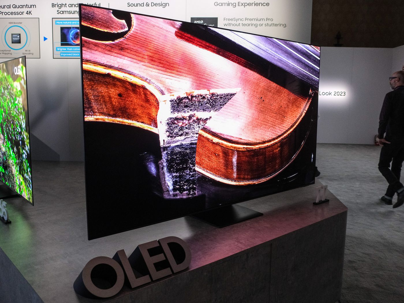 Un televisor Samsung QD-OLED 4K de 77" con frecuencia de imagen de 144 Hz y 2000 nits de brillo sale a la venta por 4500 €. Un televisor Samsung QD-OLED 4K de 77" con frecuencia de imagen de 144 Hz y 2000 nits de brillo sale a la venta por 4500 €.