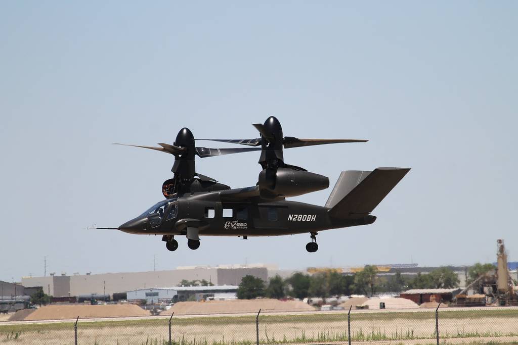 El Ejército de EE.UU. ha firmado un contrato récord de 40 años para fabricar helicópteros Bell V-280 Valor que sustituirán a los Black Hawk y Apache. El Ejército de EE.UU. ha firmado un contrato récord de 40 años para fabricar helicópteros Bell V-280 Valor que sustituirán a los Black Hawk y Apache.
