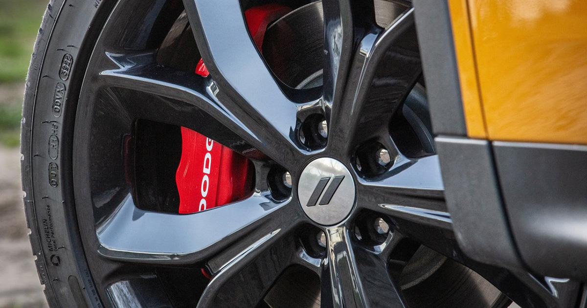 Preparados para la carretera: La rueda delantera de un Dodge Hornet en compañía de un neumático Michelin. Dodge Hornet: Un vistazo detallado a la suspensión delantera con neumáticos Michelin