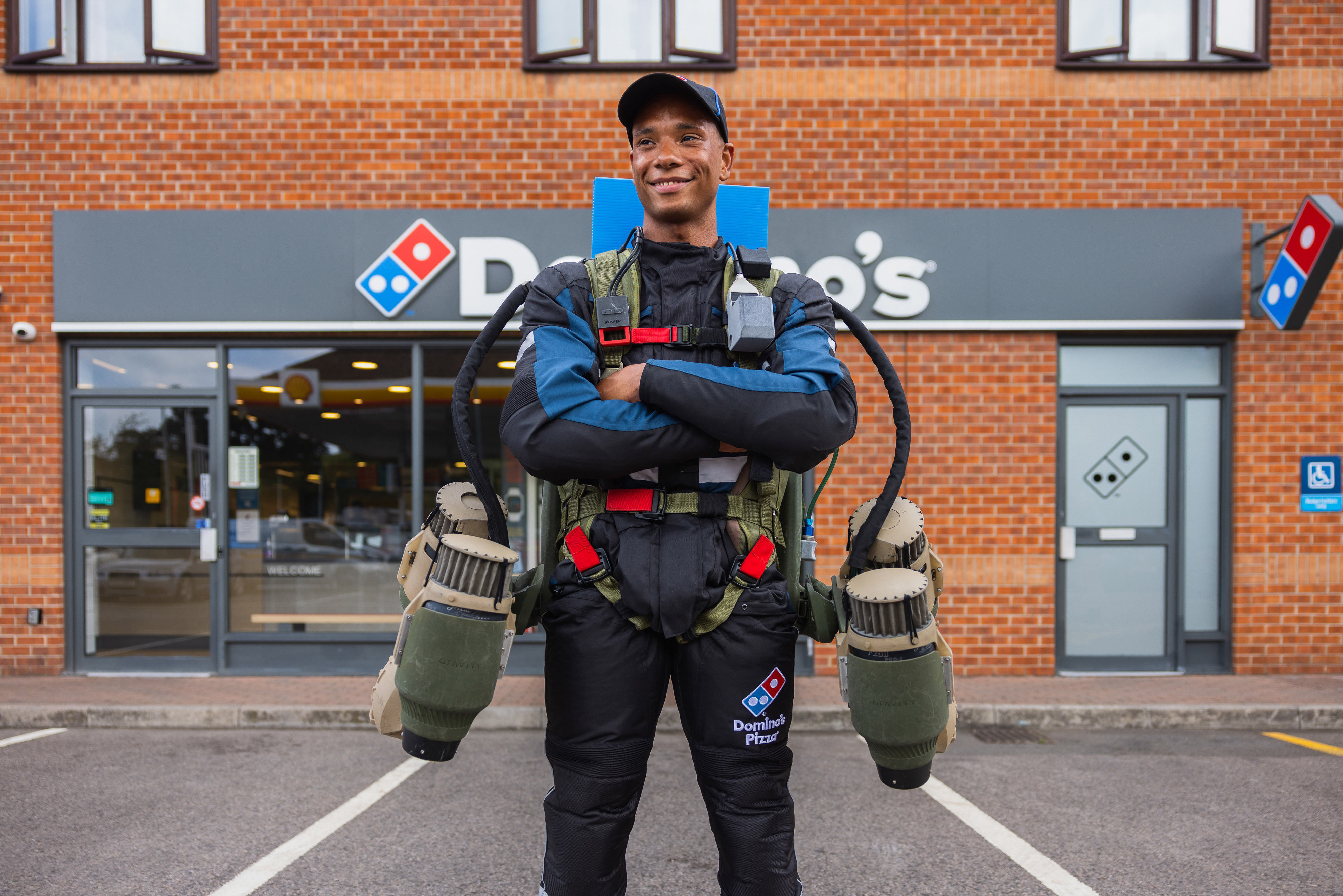 El hombre cohete: Domino's Pizza utiliza por primera vez un traje a reacción para repartir pizzas por aire. El hombre cohete: Domino's Pizza utiliza por primera vez un traje a reacción para repartir pizzas por aire.