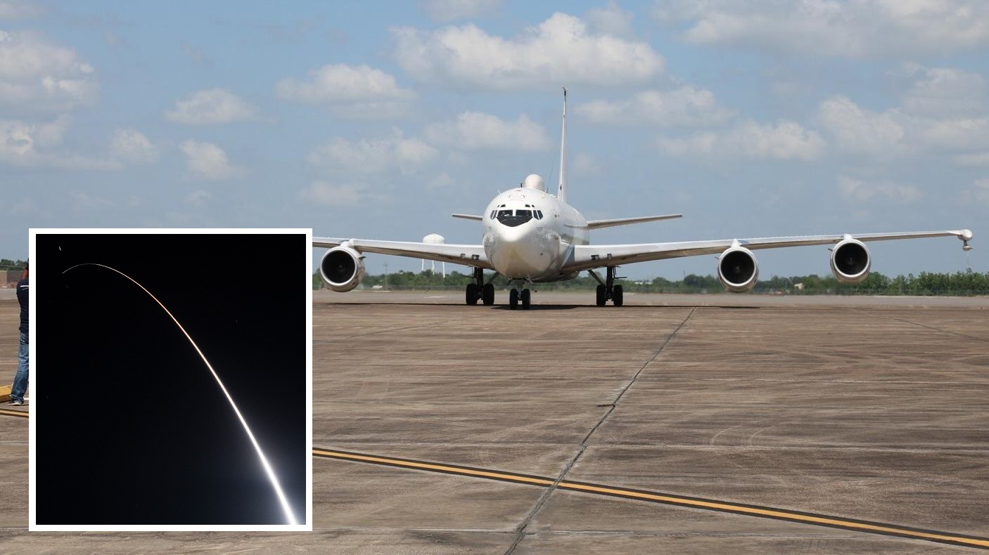 EE.UU. lanza el ICBM Minuteman III con una ojiva de prueba utilizando el avión del juicio final E-6B Mercury EE.UU. lanza el ICBM Minuteman III con una ojiva de prueba utilizando el avión del juicio final E-6B Mercury