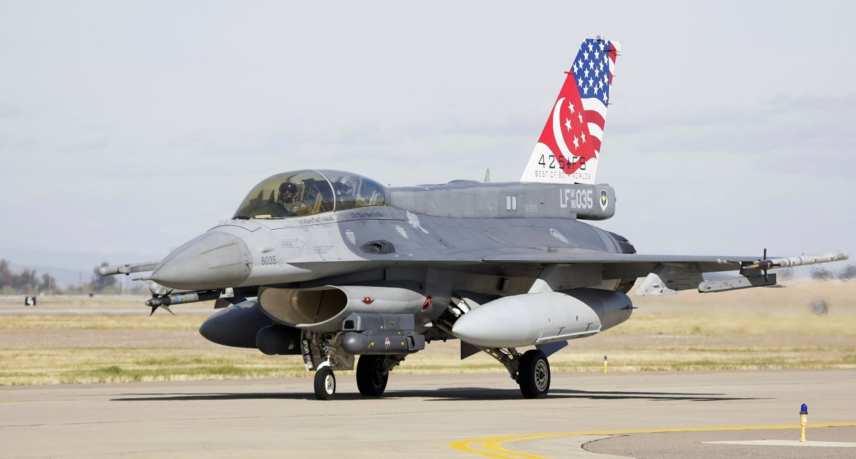 Singapur ha modernizado todos los cazas F-16C/D/D+ Block 52/52+: los aviones cuentan con un nuevo radar, misiles Python 5 y bombas LJDAM, y podrán volar durante más de 10 años. Singapur ha modernizado todos los cazas F-16C/D/D+ Block 52/52+: los aviones cuentan con un nuevo radar, misiles Python 5 y bombas LJDAM, y podrán volar durante más de 10 años.