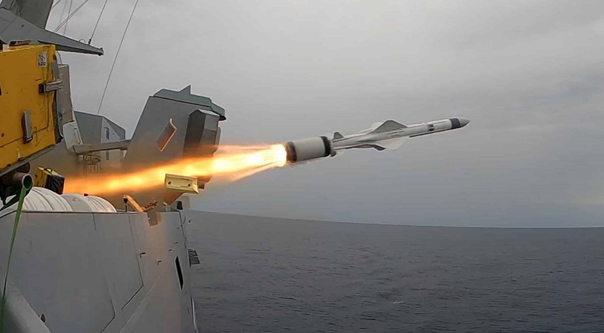 La fragata francesa Alsacia ha lanzado con éxito un misil antibuque Exocet Mer-Mer 40 Block 3c de nueva generación con un alcance de hasta 300 kilómetros. La fragata francesa Alsacia ha lanzado con éxito un misil antibuque Exocet Mer-Mer 40 Block 3c de nueva generación con un alcance de hasta 300 kilómetros.