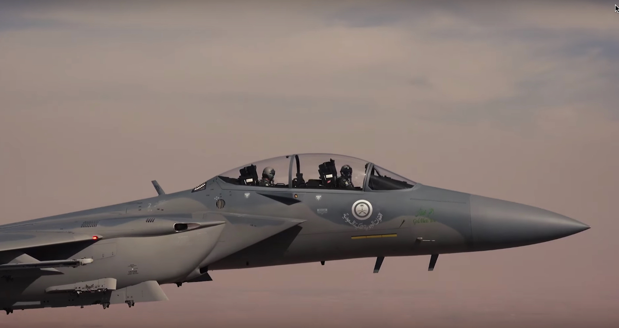 Un caza de cuarta generación McDonnell Douglas F-15SA Eagle se estrelló en Arabia Saudí durante un ejercicio. Un caza de cuarta generación McDonnell Douglas F-15SA Eagle se estrelló en Arabia Saudí durante un ejercicio.