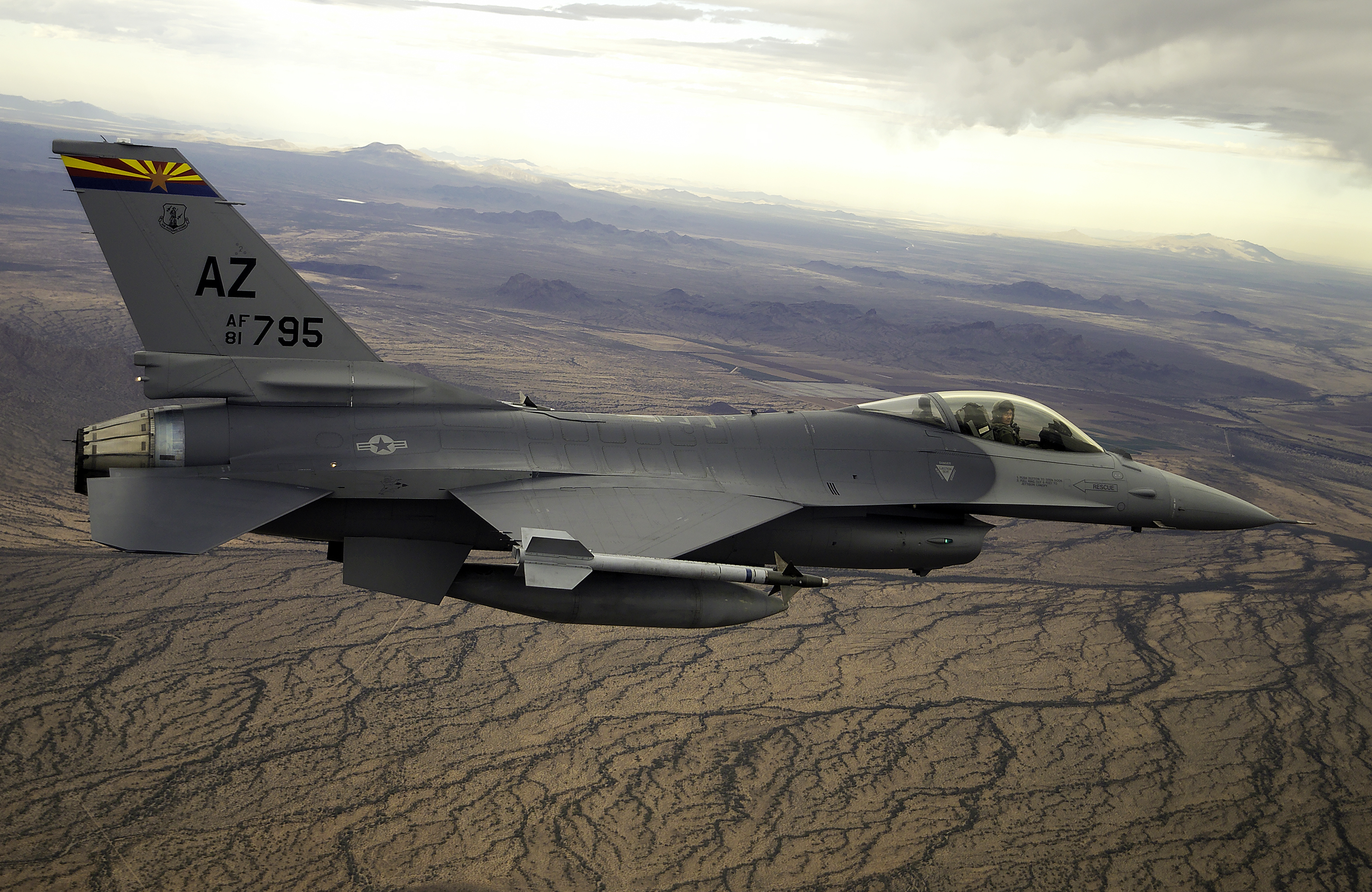 Los Países Bajos y Dinamarca han confirmado que EE.UU. permitirá la transferencia de cazas F-16 a Ucrania después de que los pilotos ucranianos completen un programa de entrenamiento. Los Países Bajos y Dinamarca han confirmado que EE.UU. permitirá la transferencia de cazas F-16 a Ucrania después de que los pilotos ucranianos completen un programa de entrenamiento.