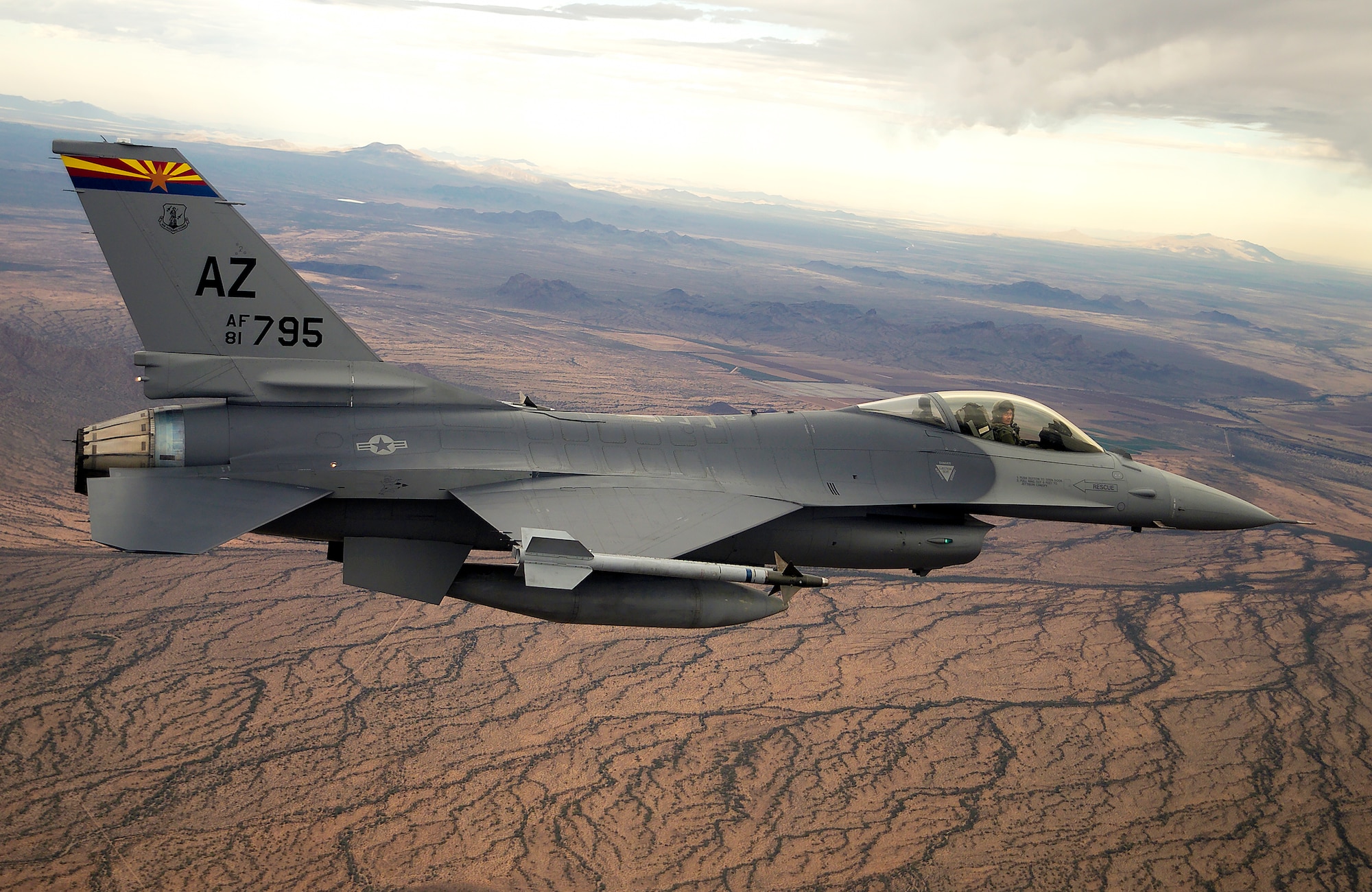 El primer grupo de pilotos ucranianos completa un programa de formación sobre el uso de cazas F-16 Fighting Falcon en EE.UU.