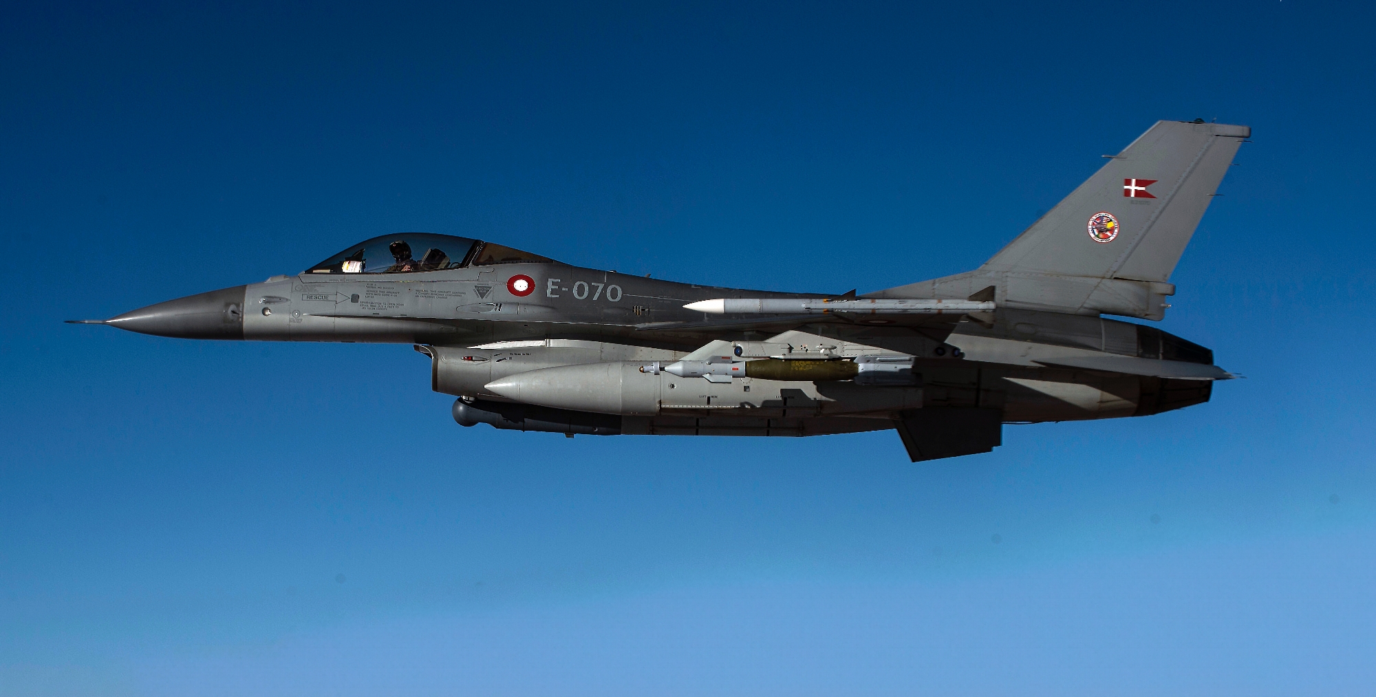 Imágenes únicas: Volodymyr Zelensky mostró cómo los pilotos ucranianos se someten a un programa de entrenamiento para manejar cazas F-16 Fighting Falcon en Dinamarca. Imágenes únicas: Volodymyr Zelensky mostró cómo los pilotos ucranianos se someten a un programa de entrenamiento para manejar cazas F-16 Fighting Falcon en Dinamarca.