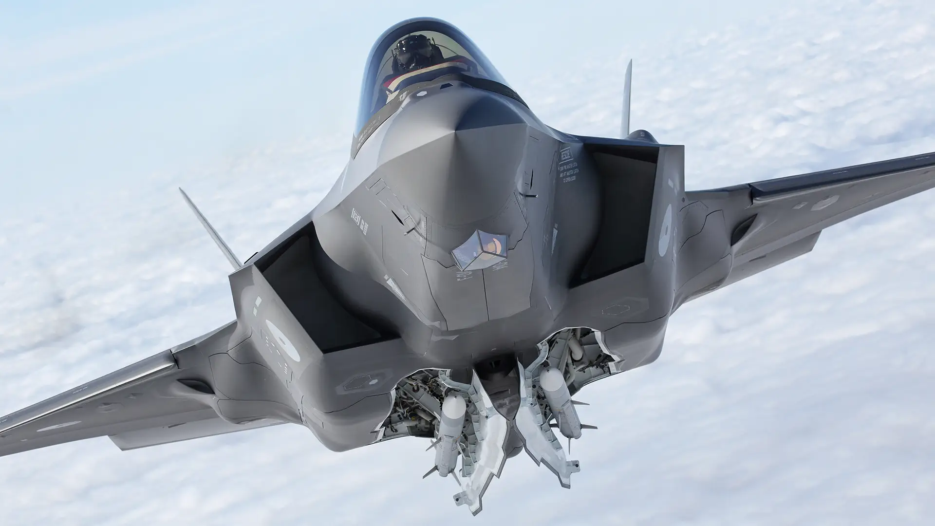 Lockheed Martin desarrolla una nueva disposición de compartimentos para los F-35A y F-35C: los cazas podrán llevar más misiles AIM-120 AMRAAM Lockheed Martin desarrolla una nueva disposición de compartimentos para los F-35A y F-35C: los cazas podrán llevar más misiles AIM-120 AMRAAM