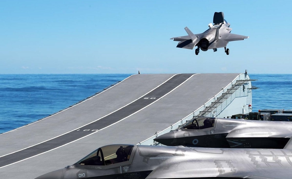 El F-35B Lightning II de la Royal Air Force británica, que costó 115 millones de dólares, se estrelló en el mar Mediterráneo al despegar del portaaviones HMS Queen Elizabeth debido a un tapón atascado en la toma de aire El F-35B Lightning II de la Royal Air Force británica, que costó 115 millones de dólares, se estrelló en el mar Mediterráneo al despegar del portaaviones HMS Queen Elizabeth debido a un tapón atascado en la toma de aire