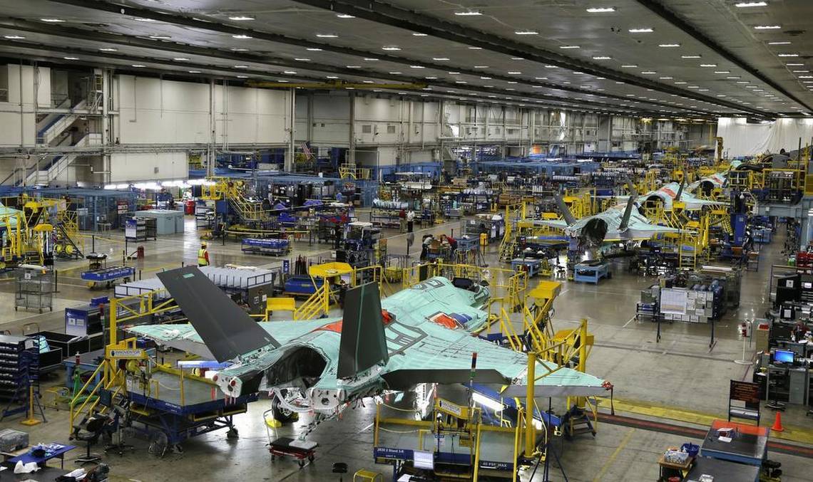 Lockheed Martin ha recibido casi 606,8 millones de dólares para adquirir componentes destinados a fabricar 173 cazas de quinta generación F-35 Lightning II Lockheed Martin ha recibido casi 606,8 millones de dólares para adquirir componentes destinados a fabricar 173 cazas de quinta generación F-35 Lightning II
