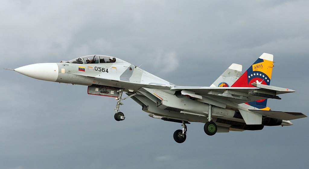 Un caza Su-30MK2B de 40 millones de dólares de fabricación rusa se estrelló en Venezuela tras colisionar con una bandada de pájaros. Un caza Su-30MK2B de 40 millones de dólares de fabricación rusa se estrelló en Venezuela tras colisionar con una bandada de pájaros.