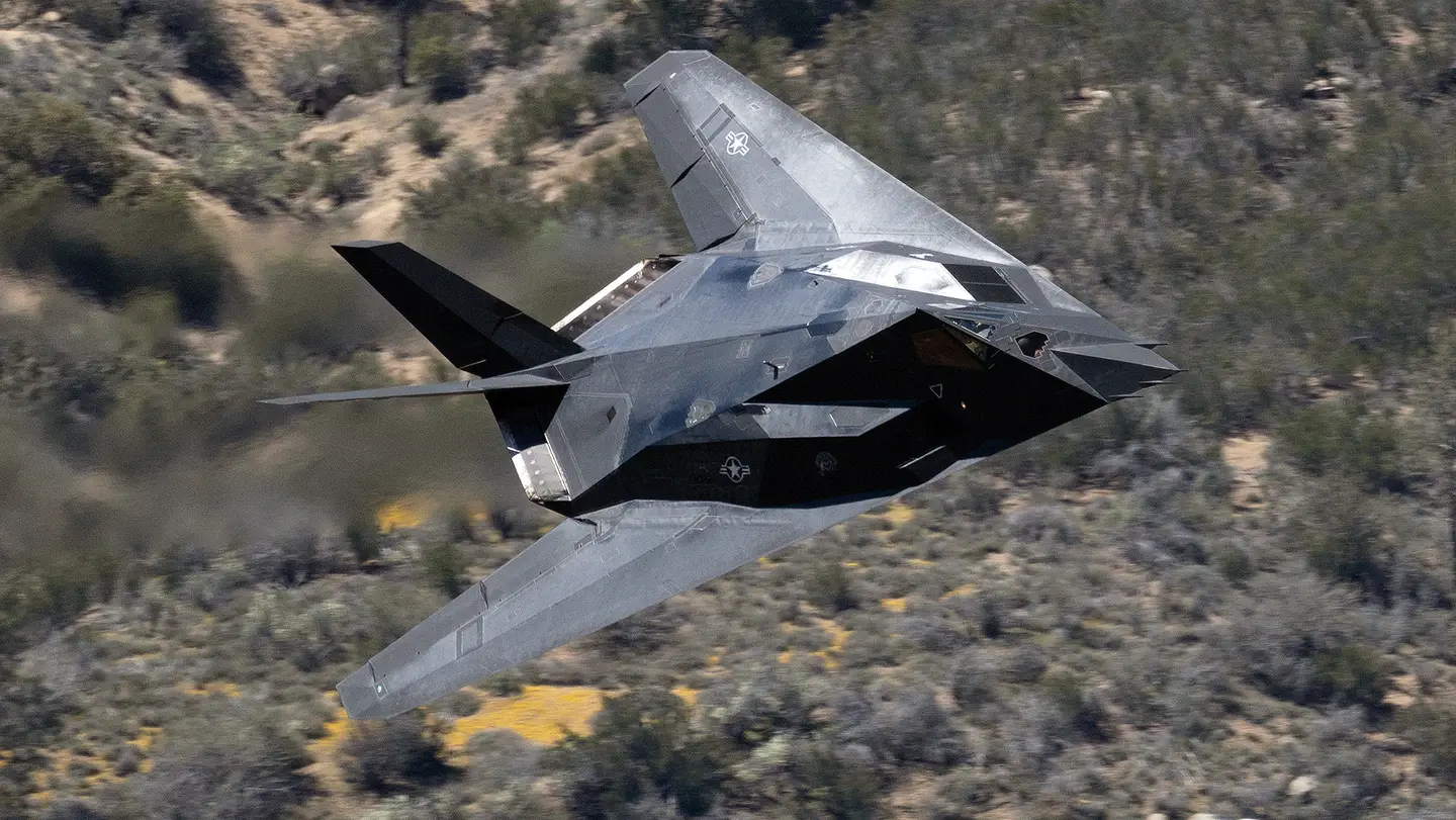 Un fotógrafo ha publicado unas efectivas imágenes y un vídeo de dos aviones F-117 Nighthawk sobrevolando un cañón en California Un fotógrafo ha publicado unas efectivas imágenes y un vídeo de dos aviones F-117 Nighthawk sobrevolando un cañón en California