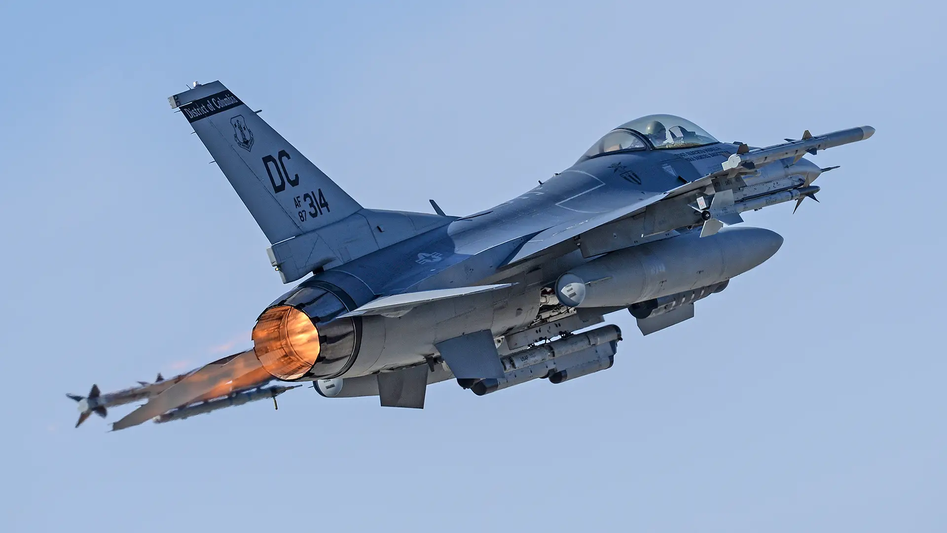 El Pentágono autoriza a cazas F-16 a volar a velocidad supersónica sobre Washington para interceptar el Cessna 560 Citation V - el avión de negocios no logró establecer contacto y acabó estrellándose El Pentágono autoriza a cazas F-16 a volar a velocidad supersónica sobre Washington para interceptar el Cessna 560 Citation V - el avión de negocios no logró establecer contacto y acabó estrellándose