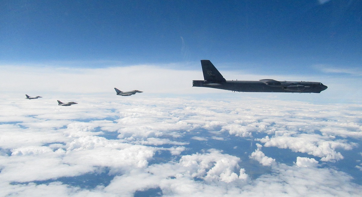 Los cazas Rafale y Eurofighter Typhoon interceptaron con éxito dos bombarderos nucleares estadounidenses B-52H Stratofortress en Europa Los cazas Rafale y Eurofighter Typhoon interceptaron con éxito dos bombarderos nucleares estadounidenses B-52H Stratofortress en Europa