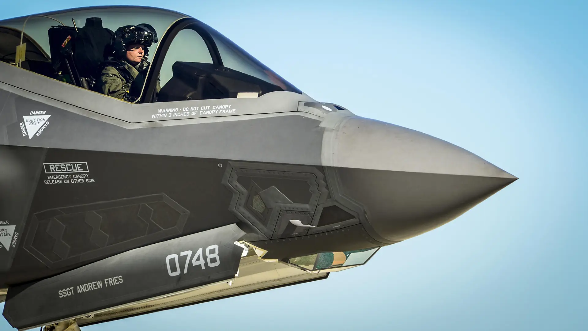 El F-35 Lightning II se someterá a una importante actualización y recibirá un nuevo radar AN/APG-85 y bombas StormBreaker El F-35 Lightning II se someterá a una importante actualización y recibirá un nuevo radar AN/APG-85 y bombas StormBreaker