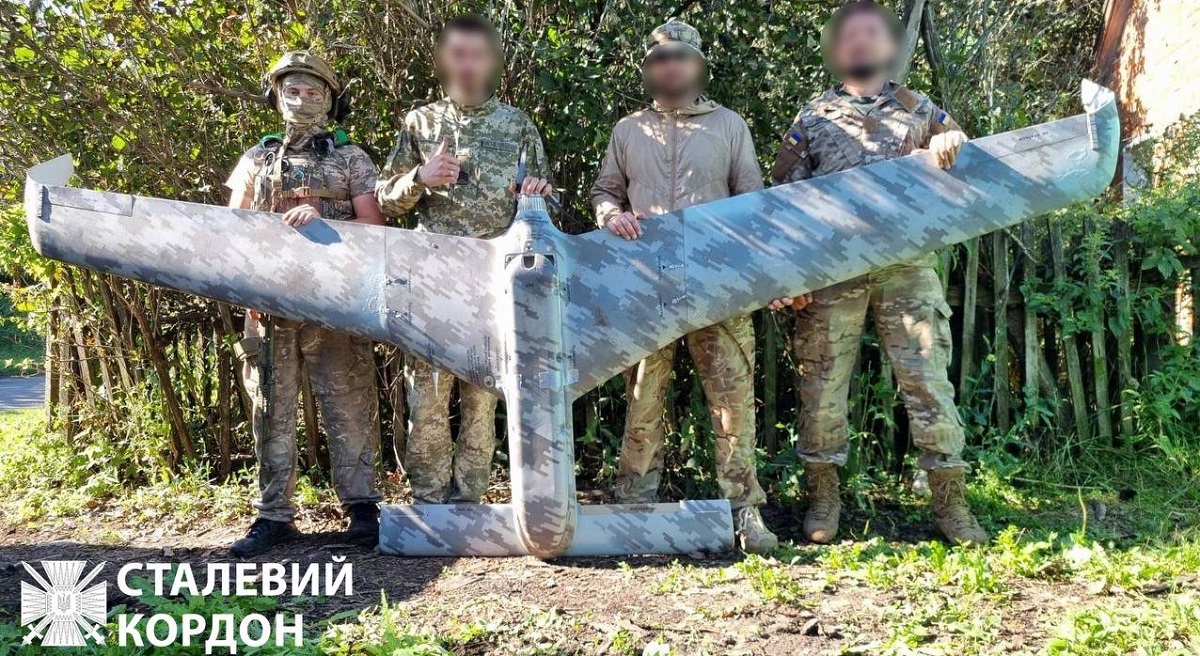 Las fuerzas de defensa ucranianas han capturado por primera vez el avión no tripulado más reciente de Rusia, el Eleron T-16, capaz de realizar misiones de reconocimiento en cualquier condición meteorológica. Las fuerzas de defensa ucranianas han capturado por primera vez el avión no tripulado más reciente de Rusia, el Eleron T-16, capaz de realizar misiones de reconocimiento en cualquier condición meteorológica.