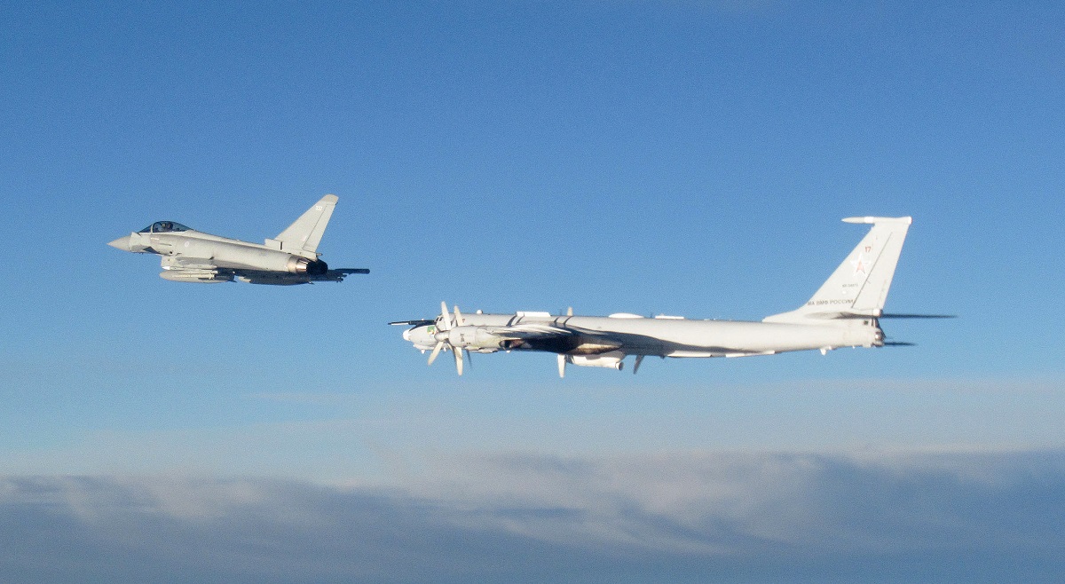 El Eurofighter Typhoon de la Real Fuerza Aérea británica rastreó dos aviones antisubmarinos rusos Tu-142, diseñados para neutralizar submarinos nucleares estadounidenses. El Eurofighter Typhoon de la Real Fuerza Aérea británica rastreó dos aviones antisubmarinos rusos Tu-142, diseñados para neutralizar submarinos nucleares estadounidenses.