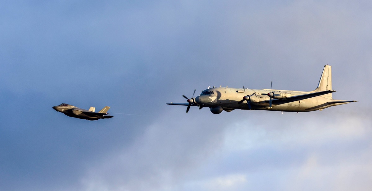 Los F-35B Lightning II despegaron de la cubierta del HMS Queen Elizabeth para interceptar un avión ruso Il-38 que se acercó al grupo de ataque del portaaviones Los F-35B Lightning II despegaron de la cubierta del HMS Queen Elizabeth para interceptar un avión ruso Il-38 que se acercó al grupo de ataque del portaaviones