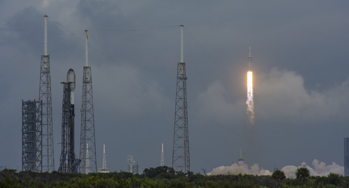 SpaceX prevé lanzar 144 cohetes al espacio en 2024, un 136% más en dos años