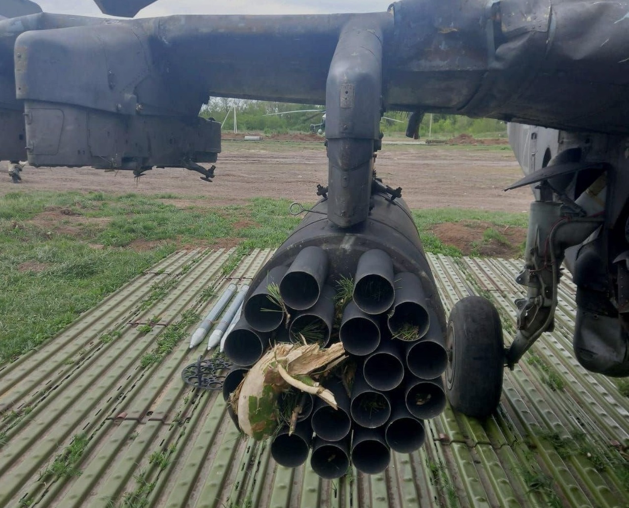 El helicóptero ruso Ka-52 con protección antimisiles perdió el árbol de Navidad ucraniano, que dañó su complejo de defensa y bloque de lanzamiento. El helicóptero ruso Ka-52 con protección antimisiles perdió el árbol de Navidad ucraniano, que dañó su complejo de defensa y bloque de lanzamiento.