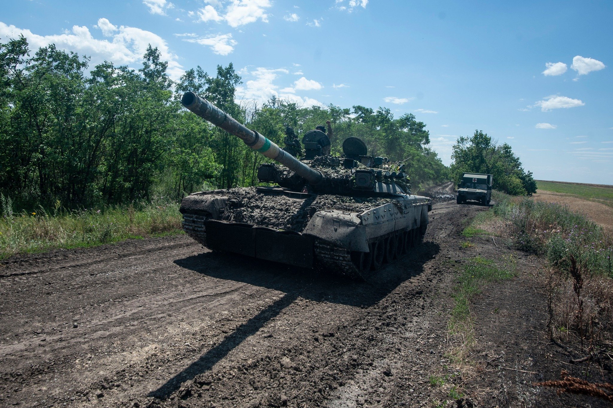 Los defensores ucranianos utilizan un tanque de mando ruso T-80UK muy raro (vídeo) Los defensores ucranianos utilizan un tanque de mando ruso T-80UK muy raro (vídeo)