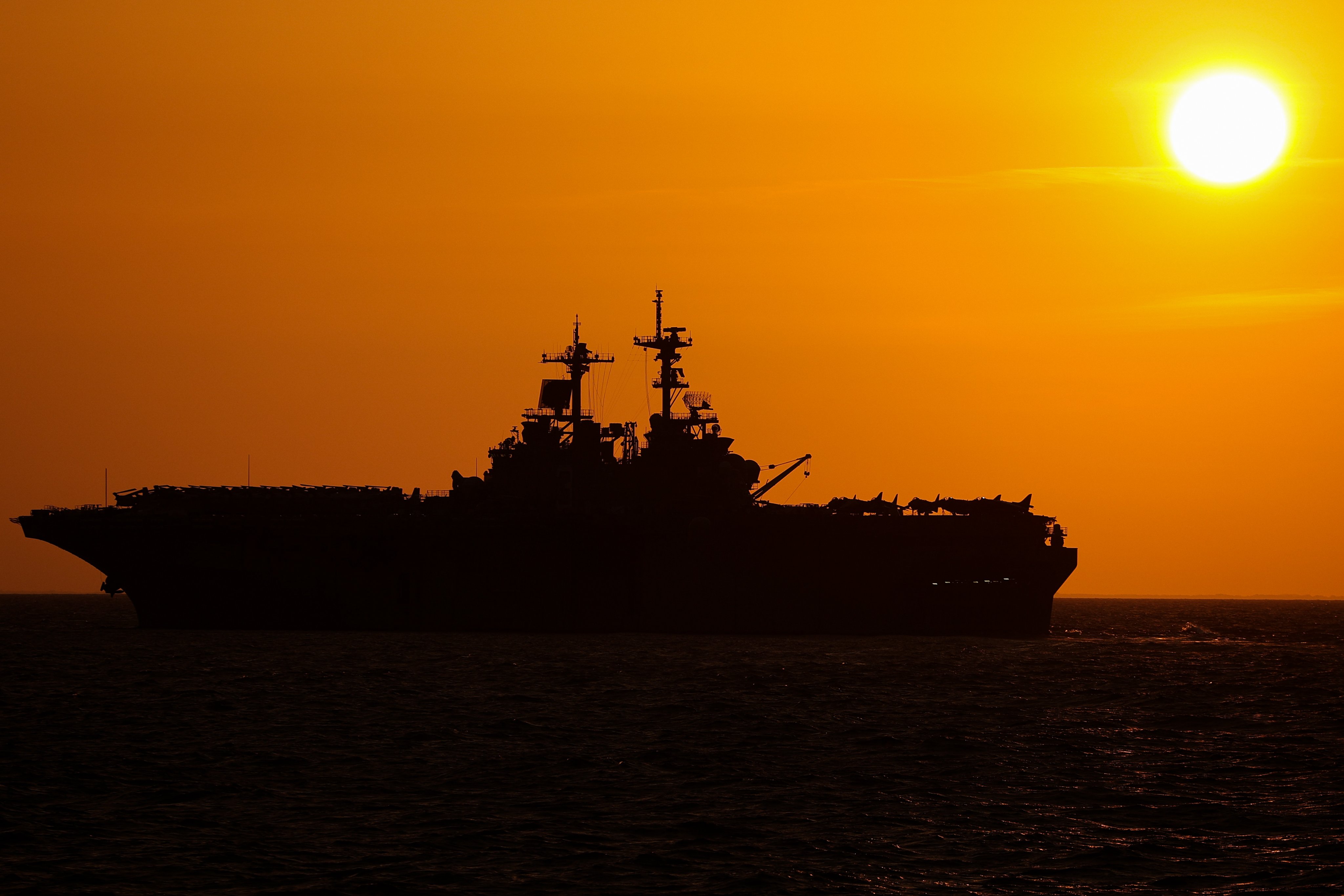 El buque insignia estadounidense USS Kearsarge de clase Wasp de asalto anfibio llega a Lituania El buque insignia estadounidense USS Kearsarge de clase Wasp de asalto anfibio llega a Lituania