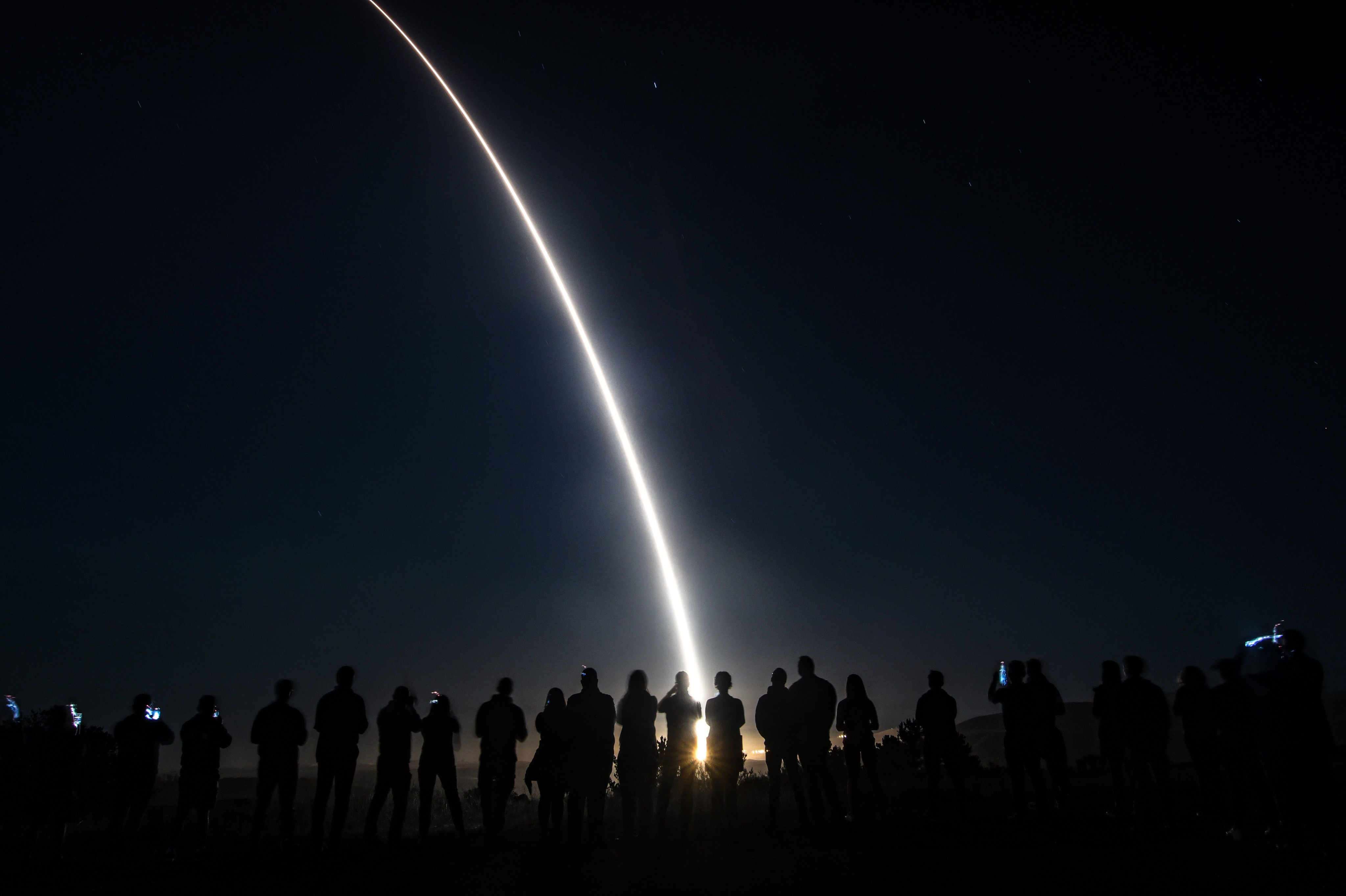 Estados Unidos lanzó con éxito el misil balístico intercontinental Minuteman III, que puede llevar ojivas nucleares y alcanzar objetivos a una distancia de 12.000 kilómetros Estados Unidos lanzó con éxito el misil balístico intercontinental Minuteman III, que puede llevar ojivas nucleares y alcanzar objetivos a una distancia de 12.000 kilómetros