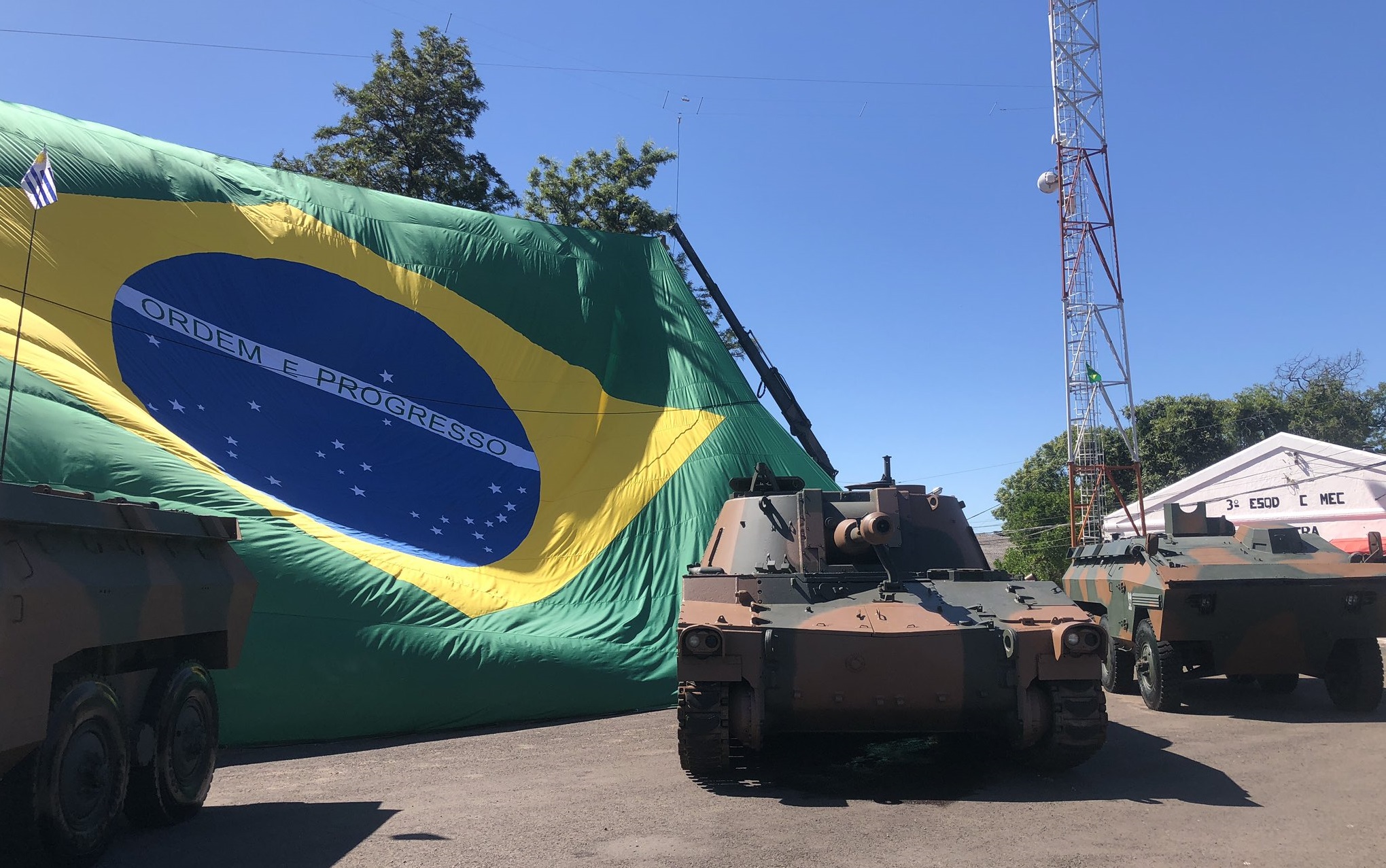 Brasil donó a Uruguay 10 obuses autopropulsados M108 y 11 vehículos blindados Engesa EE-11 Urutu Brasil donó a Uruguay 10 obuses autopropulsados M108 y 11 vehículos blindados Engesa EE-11 Urutu