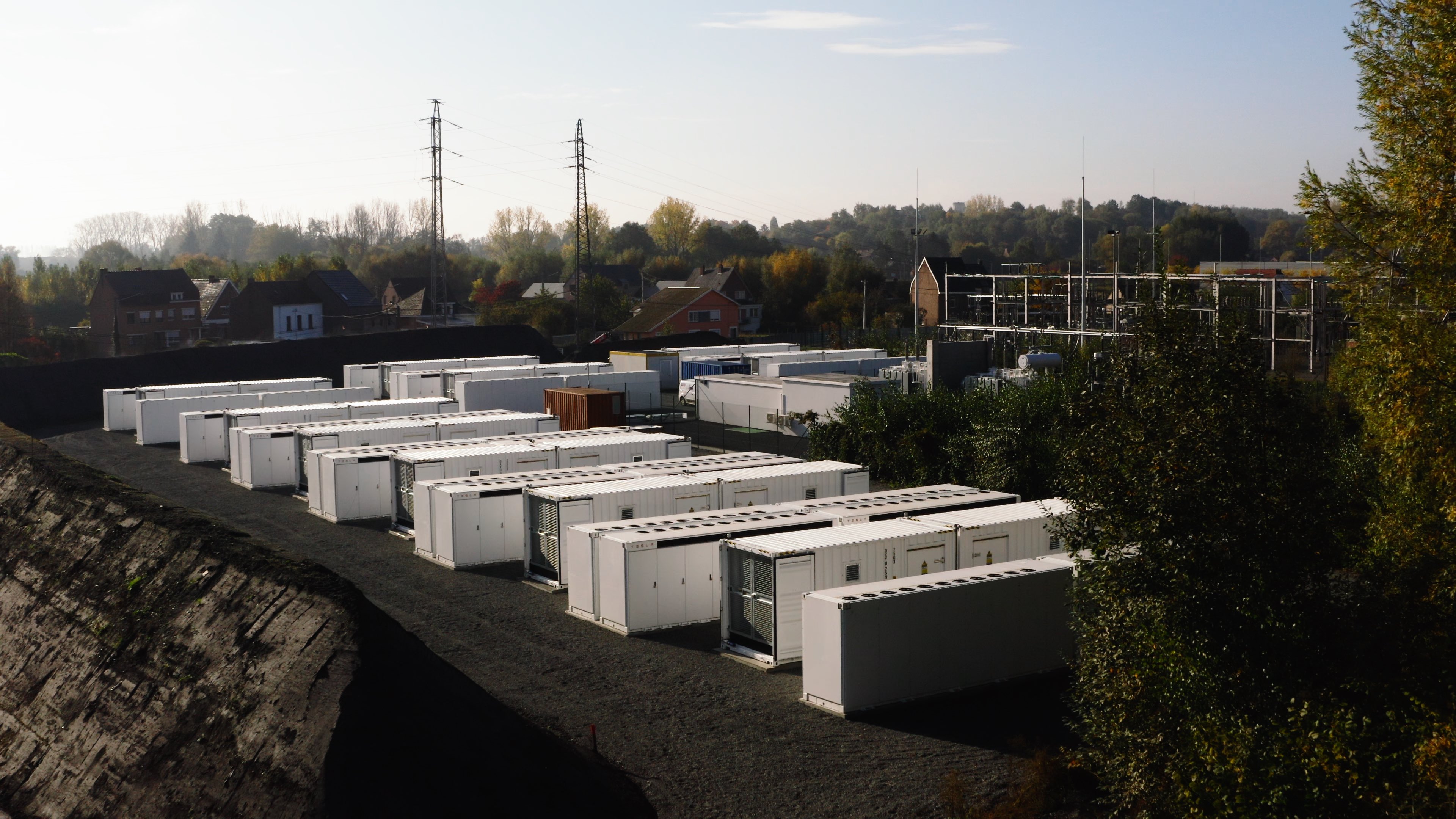Tesla Energy ha presentado la mayor instalación de almacenamiento Megapack de Europa continental: tiene una capacidad de 100 MWh y sustituirá a un turbogenerador de 70 años de la Segunda Guerra Mundial. Tesla Energy ha presentado la mayor instalación de almacenamiento Megapack de Europa continental: tiene una capacidad de 100 MWh y sustituirá a un turbogenerador de 70 años de la Segunda Guerra Mundial.