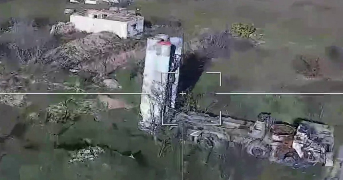 Los rusos destruyeron por error su propio sistema de misiles antiaéreos S-300 con el avión no tripulado Lancet, diseñado para atraer misiles AGM-88 HARM. Los rusos destruyeron por error su propio sistema de misiles antiaéreos S-300 con el avión no tripulado Lancet, diseñado para atraer misiles AGM-88 HARM.