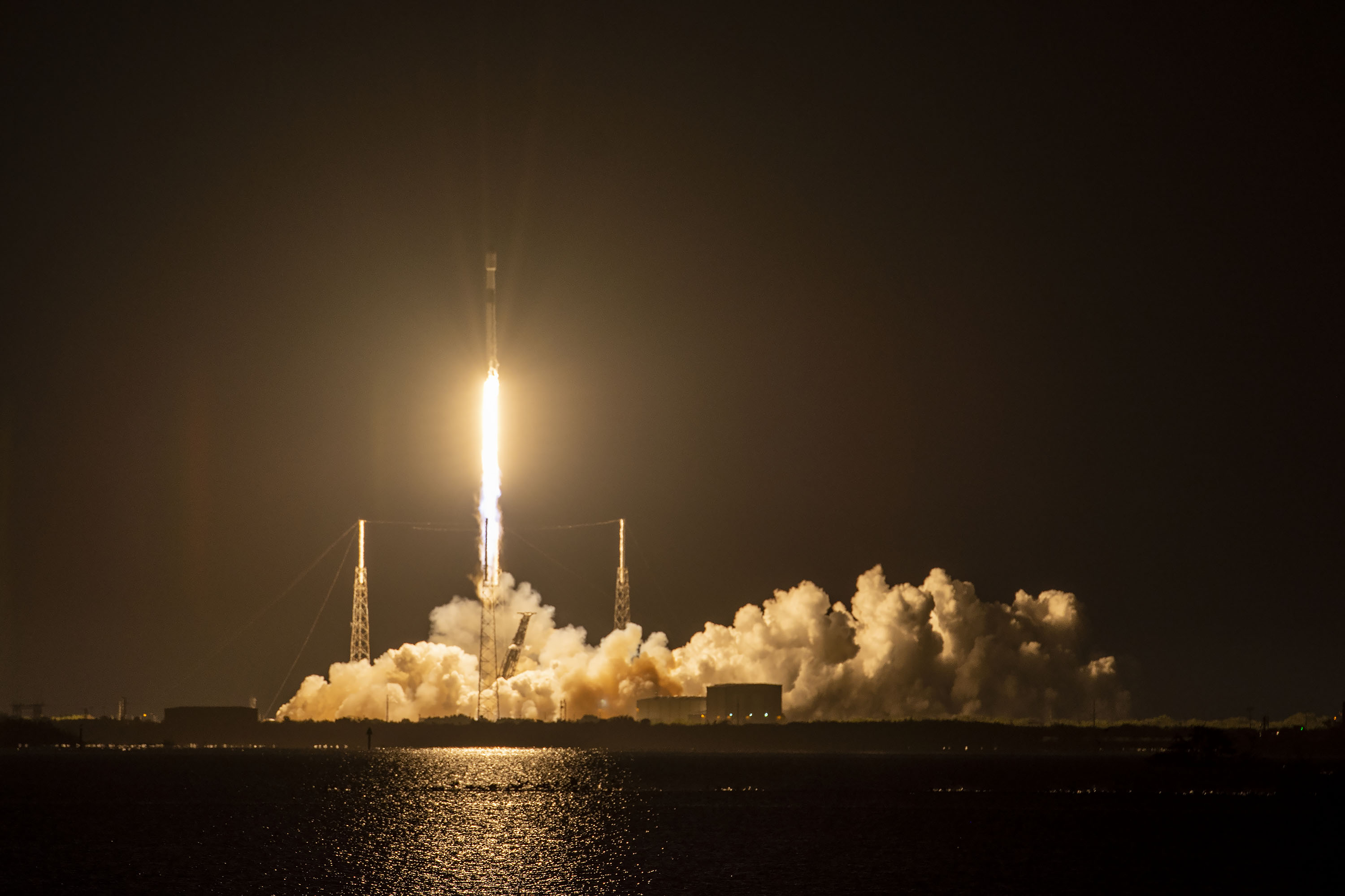 SpaceX lanzó los primeros satélites Starlink de segunda generación como parte del lanzamiento de su cohete aniversario en 2022 SpaceX lanzó los primeros satélites Starlink de segunda generación como parte del lanzamiento de su cohete aniversario en 2022