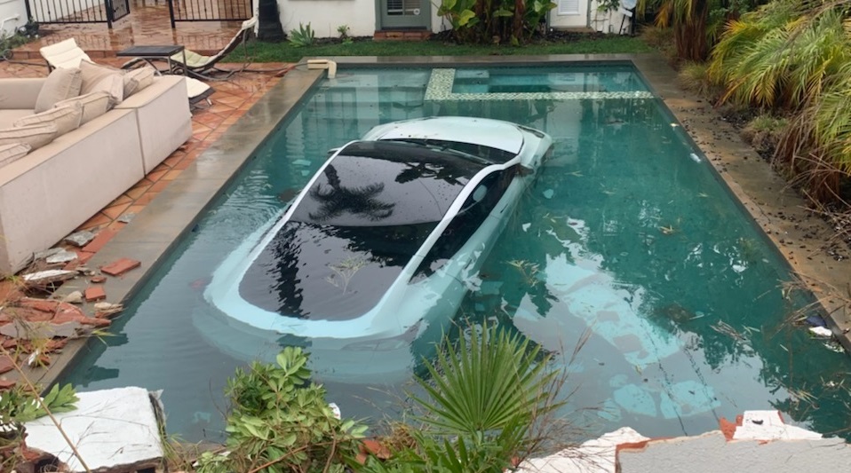 La dueña de un coche Tesla se confundió de pedales, atravesó el muro de una casa y acabó en una piscina La dueña de un coche Tesla se confundió de pedales, atravesó el muro de una casa y acabó en una piscina